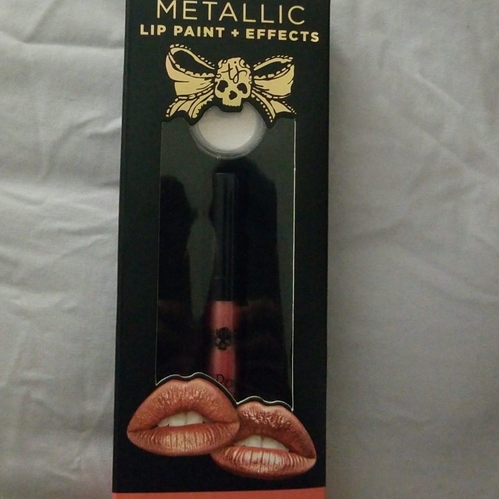 Tattoo Junkie metallic lip paint effects in Famous